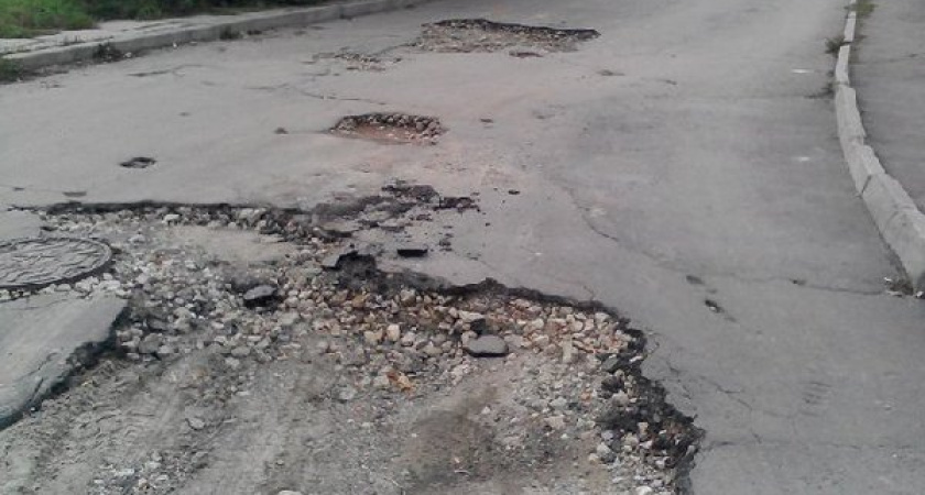 Большая яма в центре