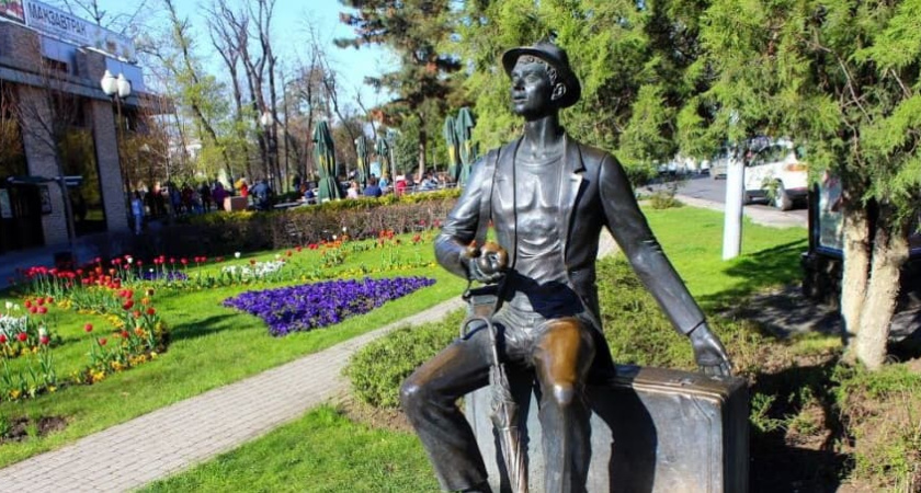 Памятник Гость