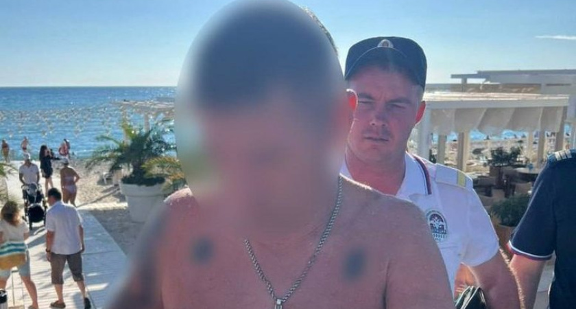 45-летнего челябинца оштрафовали за татуировку "АУЕ" на пляже в Сириусе