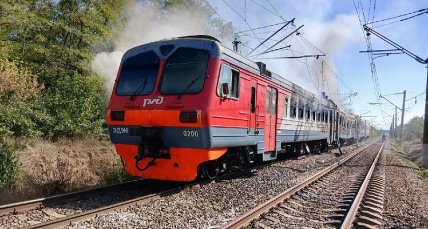 Короткое замыкание охватило огнем два вагона электрички с 56 пассажирами на Кубани