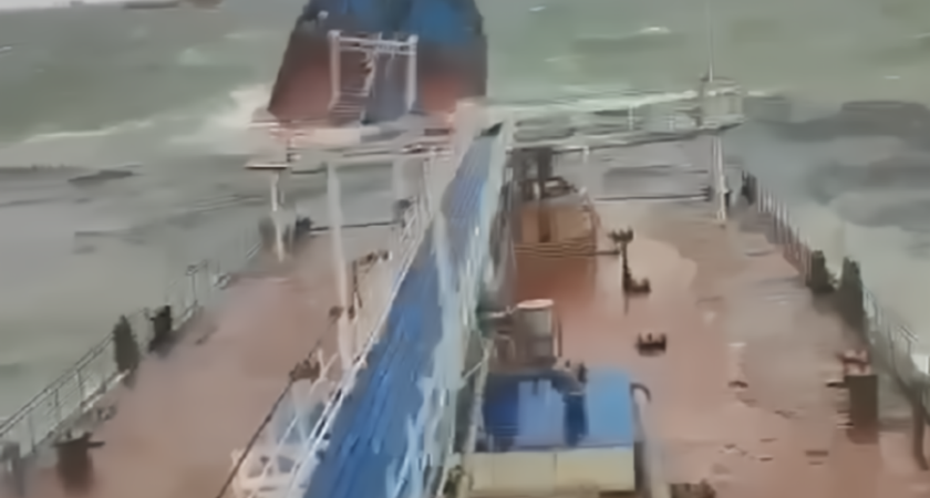 Савельев отчитался о ликвидации ЧП с танкерами: очищено 1,3 тысячи км берега, собрано 182,5 тысяч тонн грунта