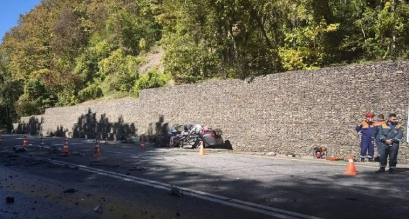 На трассе "Дон" уснувший за рулем 69-летний водитель Toyota врезался в КамАЗ — двое погибли