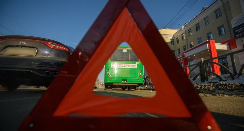 Скорая с мигалками насмерть сбила 21-летнего мотоциклиста при развороте в Краснодаре