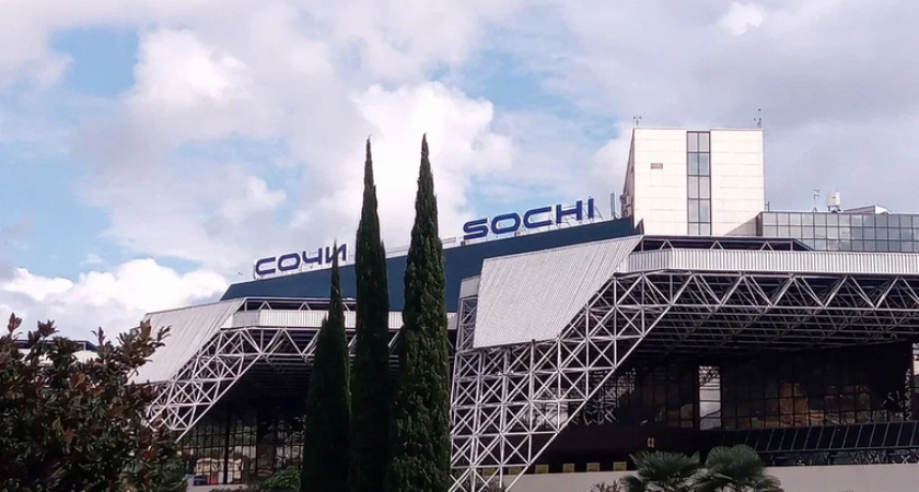 Более 50 рейсов в Сочи парализованы после атаки БПЛА: 12 самолетов экстренно перенаправлены