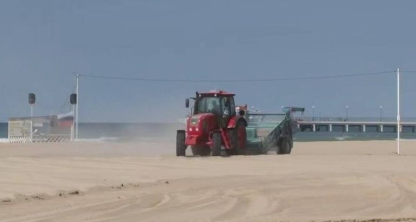 В Анапе очистили 6,5 гектаров пляжей после демонтажа вала: туристов предупреждают об опасности