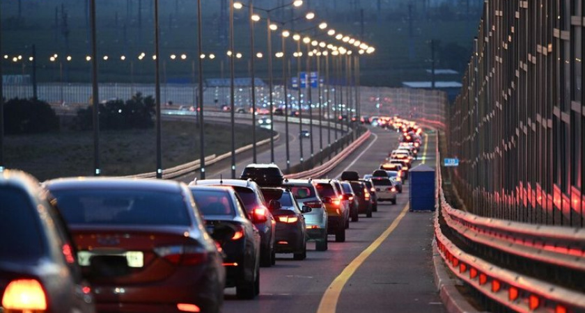 У Крымского моста скопилось 340 машин — час ожидания на досмотре