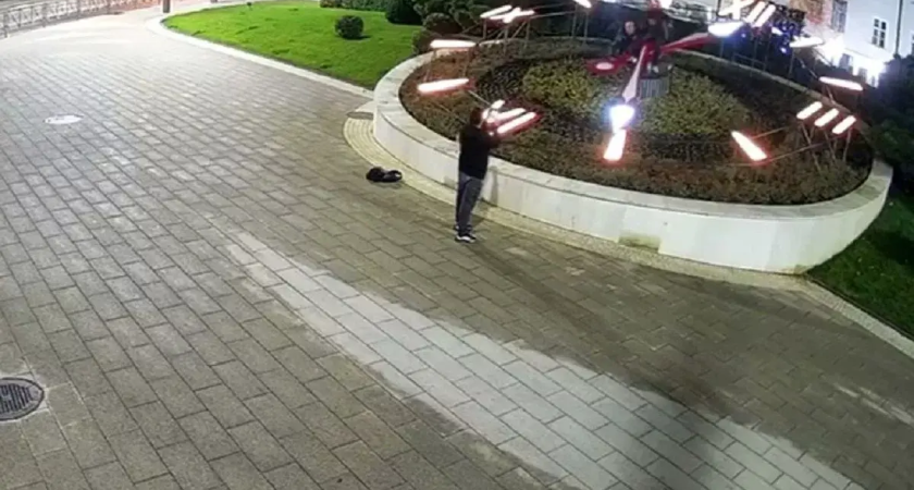 Трое мужчин разгромили Цветочные часы в центре Краснодара ради ночной фотосессии