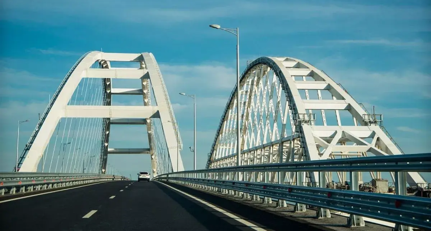 Крымский мост закрыт для электромобилей и гибридов с 3 ноября: объезд через Таганрог