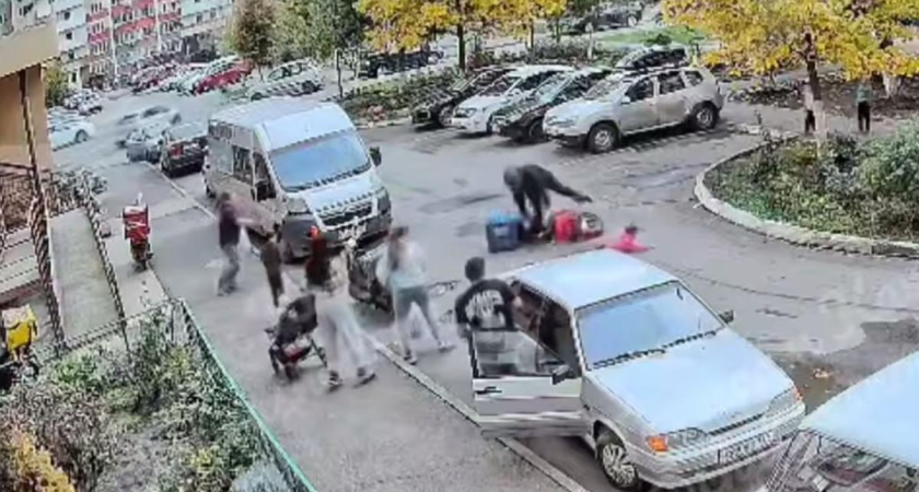 Бастрыкин взял на контроль дело: курьер на мопеде сбил 5-летнюю девочку, отец жестоко избил его