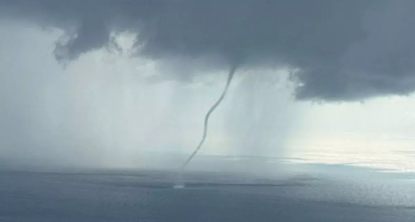 Несколько смерчей одновременно: воронки закрутились у пляжей Сочи и Небуга, один вышел к берегу