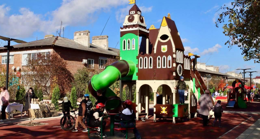 Три детские площадки с резиновым покрытием и световая ель: как преобразили сквер на Советской