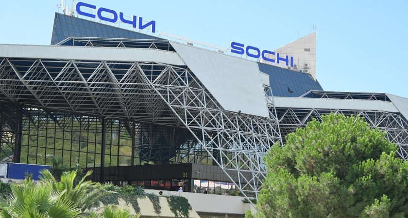 Два рейса экстренно ушли на запасные аэродромы: ночная атака БПЛА парализовала аэропорт Сочи