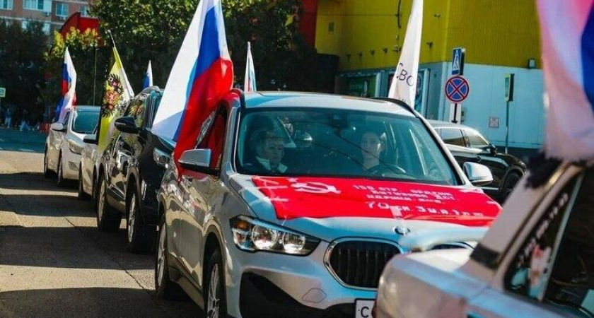 Колонна с флагами прошла через весь Краснодар: водители остановились у мемориала жертвам фашизма