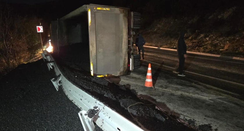 Опрокинутый большегруз залил топливом лесной массив под Новороссийском