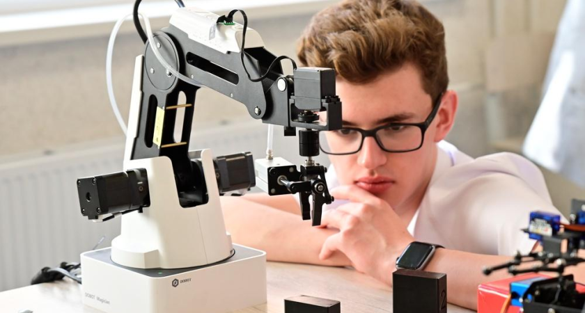 750 тысяч детей Кубани выбирают между роботехникой и единоборствами: как регион меняет допобразование