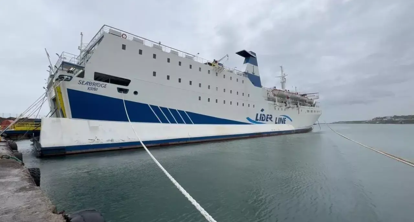 Первый за 14 лет паром из Турции застрял у берегов Сочи: ждут решения Кремля