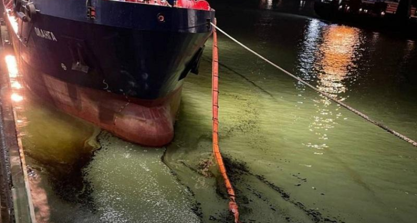 Разлив нефти при бункеровке в Новороссийске: судовладельцу грозит уголовное дело после выплаты 14 млн