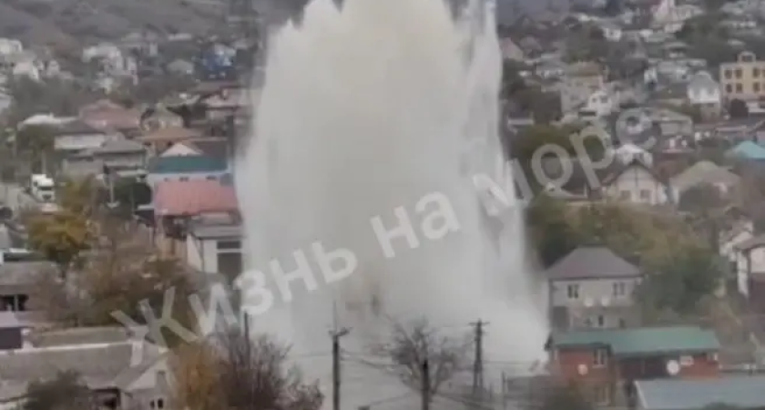 Водяной гейзер высотой с 30-этажку затопил улицы Новороссийска: город остался без воды