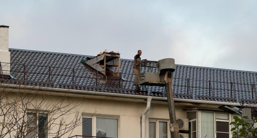 После атаки ВСУ жители дежурили с тазиками под целлофаном — теперь дом полностью восстановлен