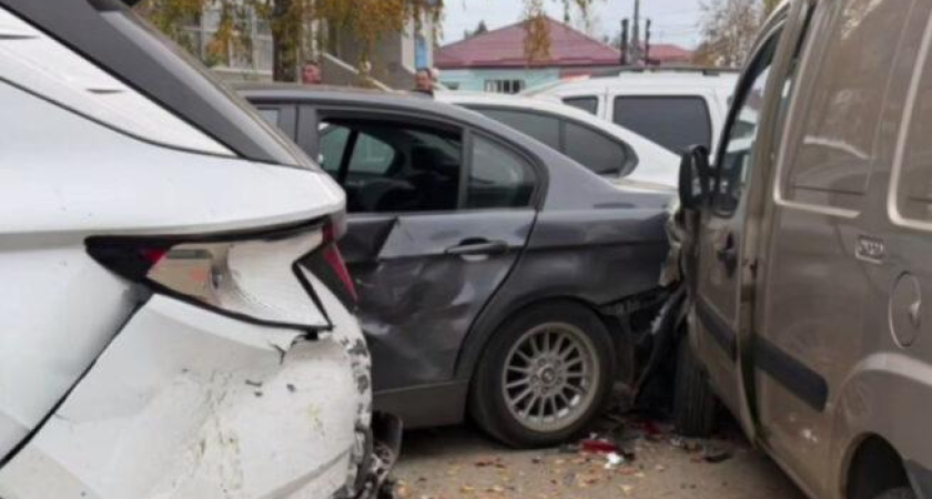 Водитель Fiat протаранил четыре припаркованных авто и скончался по дороге в больницу