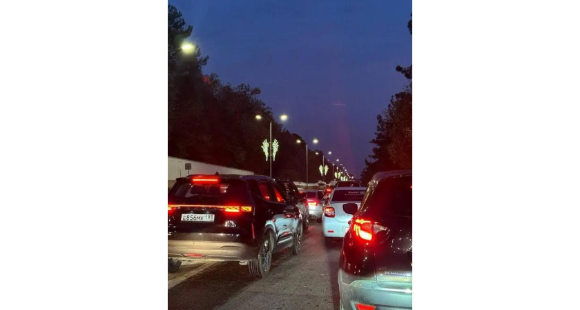 35 тысяч болельщиков создали многокилометровый затор в Сочи: водители стоят больше часа