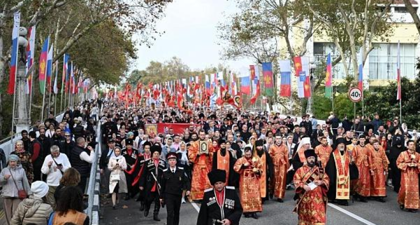 Митрополит Василий возглавил Крестный ход через весь Сочи в день покровителя курорта