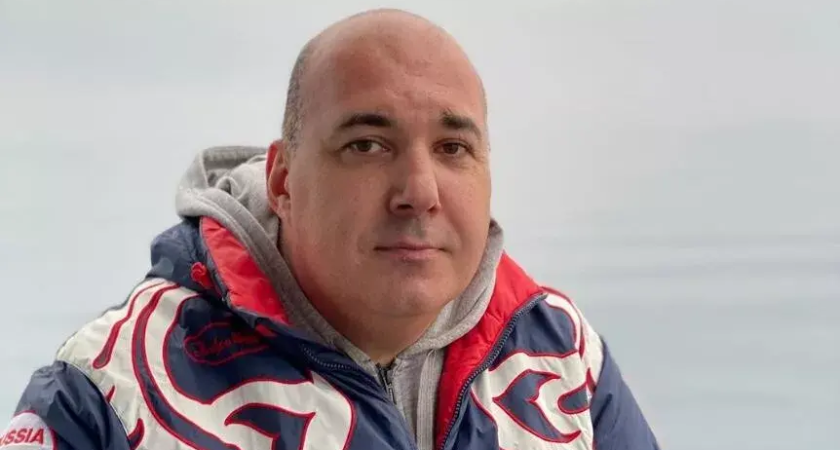 Экс-депутат с 85-летней матерью и тремя малолетними детьми ютится в гараже для лодок