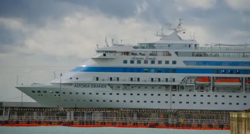 Astoria Grande стоит на якоре у Стамбула с 2 ночи: Турция ответила на блокировку парома Seabridge в Сочи