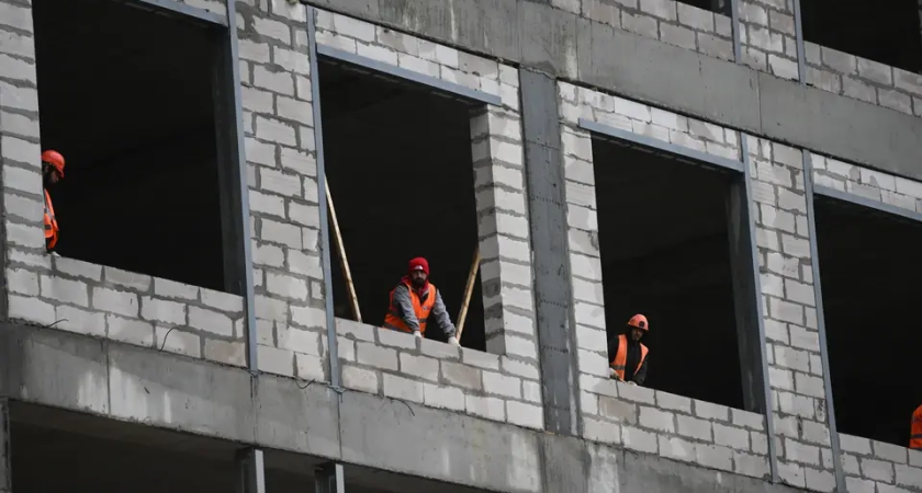 65 мигрантов из трёх стран: ОМОН и полиция нагрянули на стройку в Краснодаре