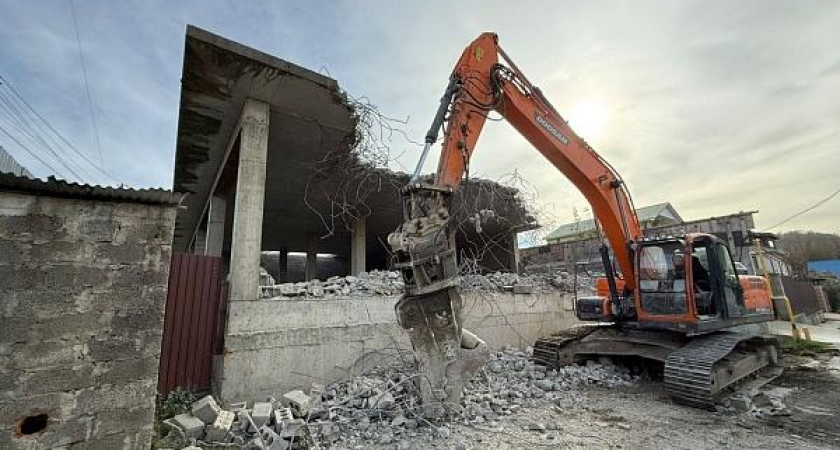 126 незаконных построек снесли в Сочи: сейчас сносят здание на 300 квадратов