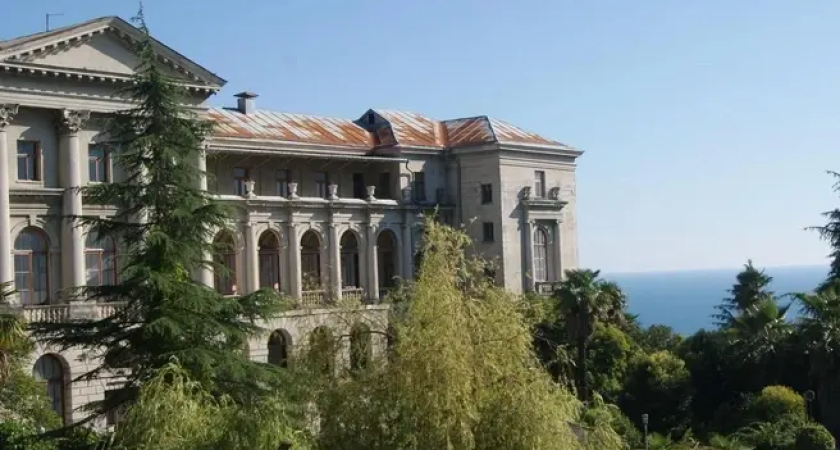 Минстрой взялся за легендарную «заброшку» Сочи: что будет с санаторием Орджоникидзе за забором