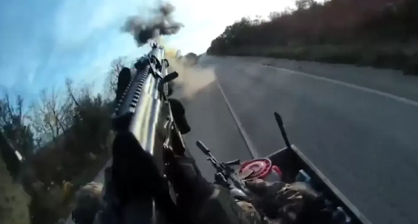 Десантник расстрелял FPV-дрон ВСУ в упор с мчащегося на скорости пикапа