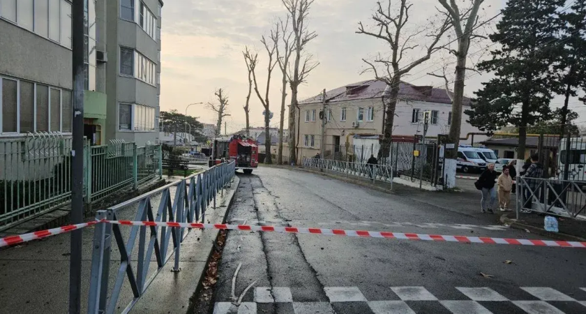 Выбитые стекла и выдавленные рамы: обломки БПЛА повредили многоэтажки в Туапсе