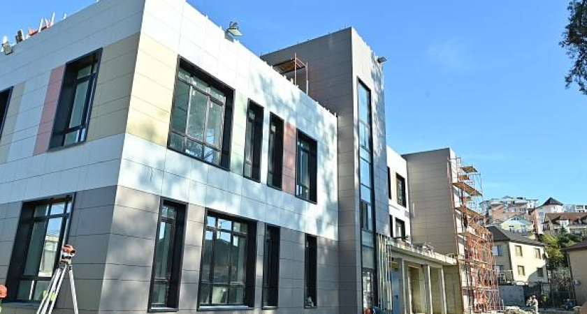 В Адлере достраивают детсад на фоне строительства 7 объектов образования на 3,8 тысячи мест