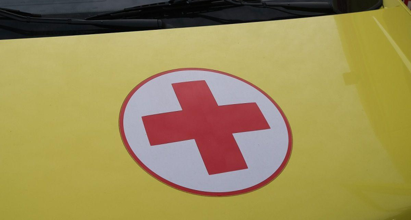 Мужчина ранен в ногу обломками дрона в Кабардинке: два дома повреждены, начался пожар