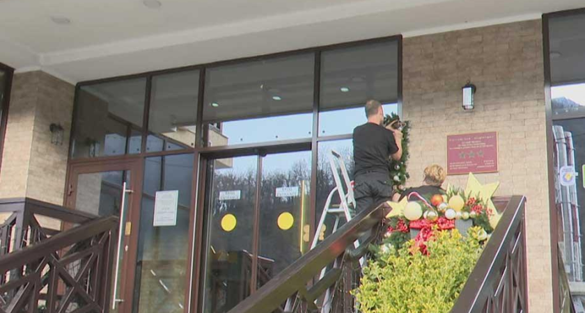 Пятиконечные звезды и елочные ветки: Сочи преображается к Новому году и 80-летию Победы