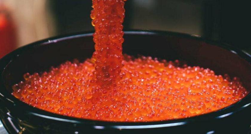 Красная икра на Кубани подешевела до 9190 рублей: покупатели скупают деликатес на 11% активнее