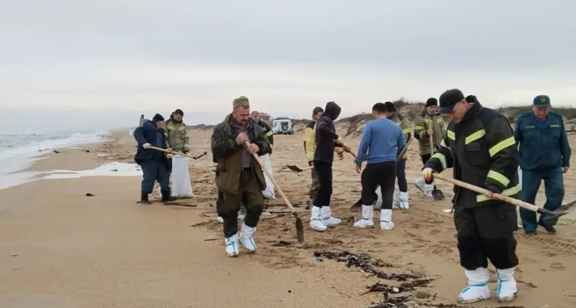 35 человек очищали 5,5 км побережья Анапы от замазученных водорослей с нефтепродуктами