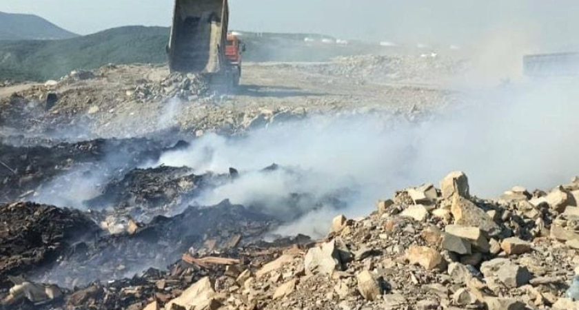 Пожар на полигоне «Терра-Н» разросся до 220 кв. м: сотни кубометров земли не могут остановить огонь