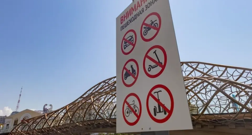 Мотоциклисты устроили дрифт на пешеходном мосту «Волшебный лист» в Сочи: настил пришлось менять