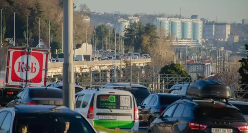 Полосы на трассе Джубга-Сочи сузят до 3 метров: водителей предупредили об опасности