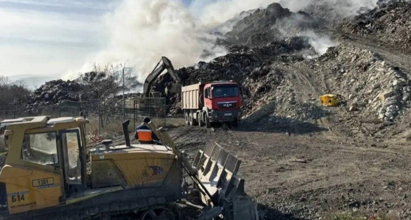 Пятый день тления: на полигоне в Новороссийске засыпают грунтом 220 квадратов очага возгорания