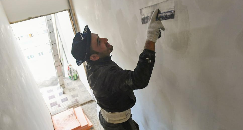 Маляры-штукатуры обогнали руководителей проектов: зарплаты на стройках Кубани взлетели до 175 тысяч