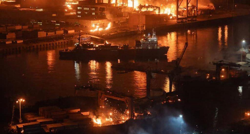 Крупный пожар в порту Темрюка после атаки дронов: 35 спасателей борются с огнем