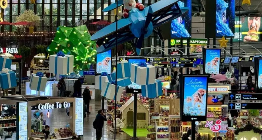 Дед Мороз «полетел» на самолете: альпинисты создали 25-метровую инсталляцию в аэропорту Сочи