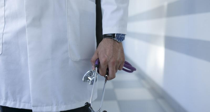 Десятки врачей с поддельными дипломами: «МедРокет» требует открыть реестр для всех пациентов