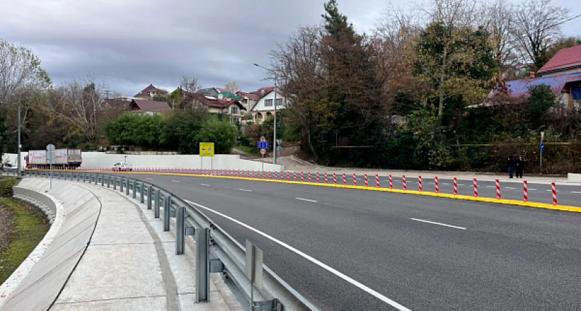 В Сочи завершили укрепление опасного участка трассы: 98 свай и две подпорные стены