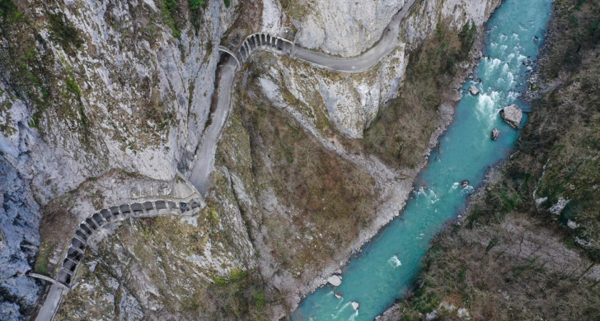 Нацпарк отрицает разрешение на железную дорогу в ущелье Ахцу среди краснокнижных растений