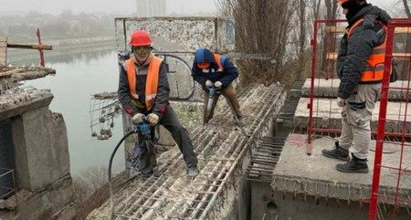 На Тургеневском мосту смонтировали 33 балки и завершили канализацию