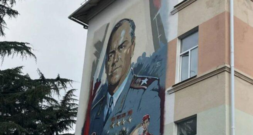 Портрет маршала Жукова украсил школу Сочи к 80-летию Победы